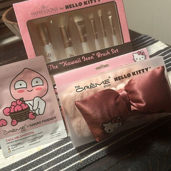 HELLO KITTY/CREME BEAUTY BUNDLE - Picture 8 of 10